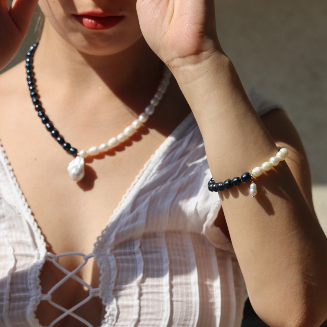 Colier, CLARTÉ NOIRE